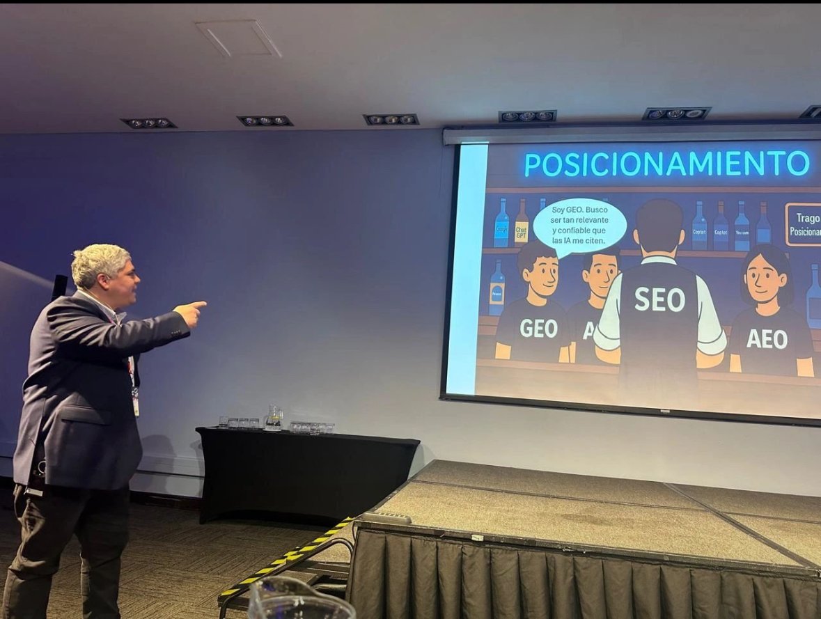 Rafael Vásquez Exponiendo en el CRIC Chile 2025 sobre SEO en contextos de IA